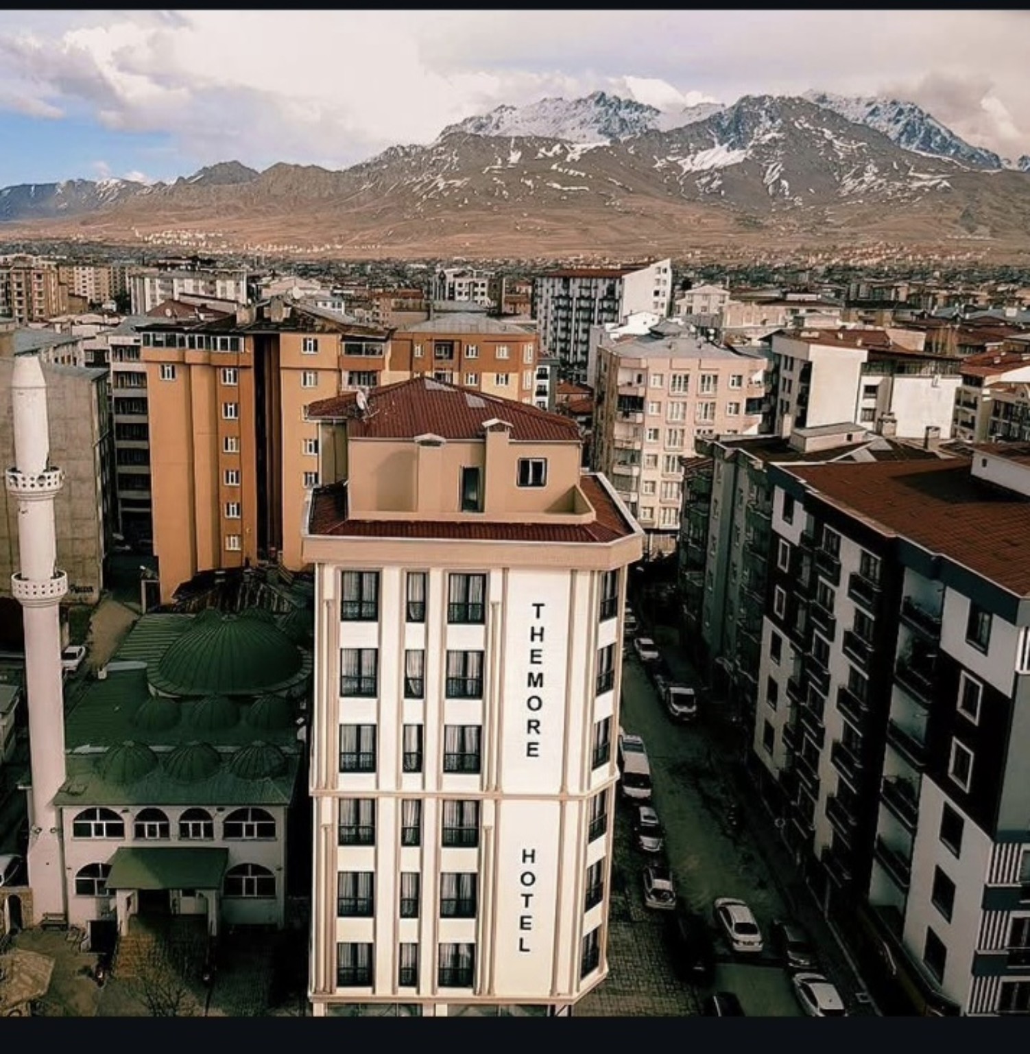 The More Hotel Van şehir ve dağ manzarası